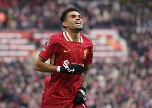 世体：巴萨希望签下迪亚斯，但必须卖球员获得足够资金满足注册