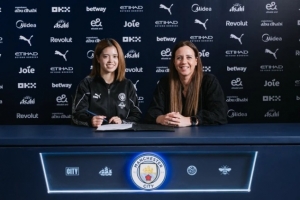 曼城官方：日本女足国脚长谷川唯续约2年，新合同至2029年