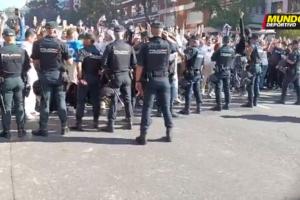 国家德比的氛围！巴萨球员抵达伯纳乌时，遭场外皇马球迷西语国骂