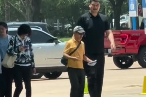 故地重游！姚明一家现身休斯敦 姚沁蕾已经比她妈妈高了👀