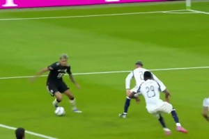 精彩！小将伦纳特-卡尔兜射破门！拜仁3-0领先热刺！