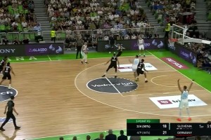 面对德国男篮双人紧逼防守，东契奇轻松破解，还助攻队员命中三分