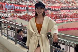 阿姨好啊🤩！泰山美女球迷雷姨风姿绰约，今天我们都是泰山球迷