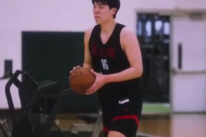 杨瀚森自信一幕！进半场神奇三分后为自己竖大拇指 用英文说完美